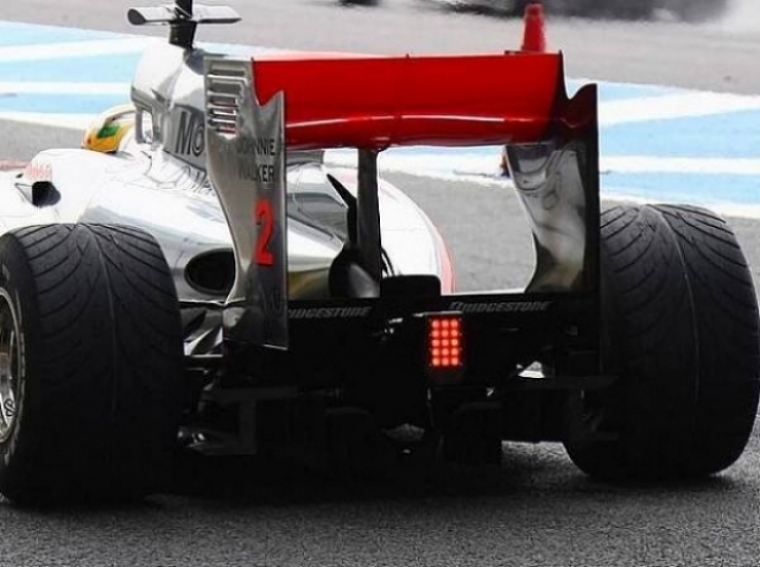 Foto: Charlie Whiting revisa el alerón de Mclaren