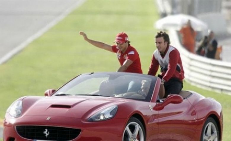 Foto: El Ferrari de Alonso se queda atrapado en la gravilla