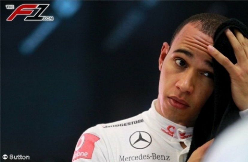 Foto: La policía multa a Hamilton por maniobras riesgosas.