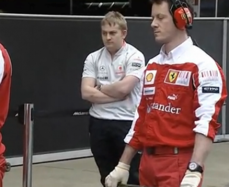 Foto: Mclaren buscando información sobre el doble difusor de Ferrai en Barcelona