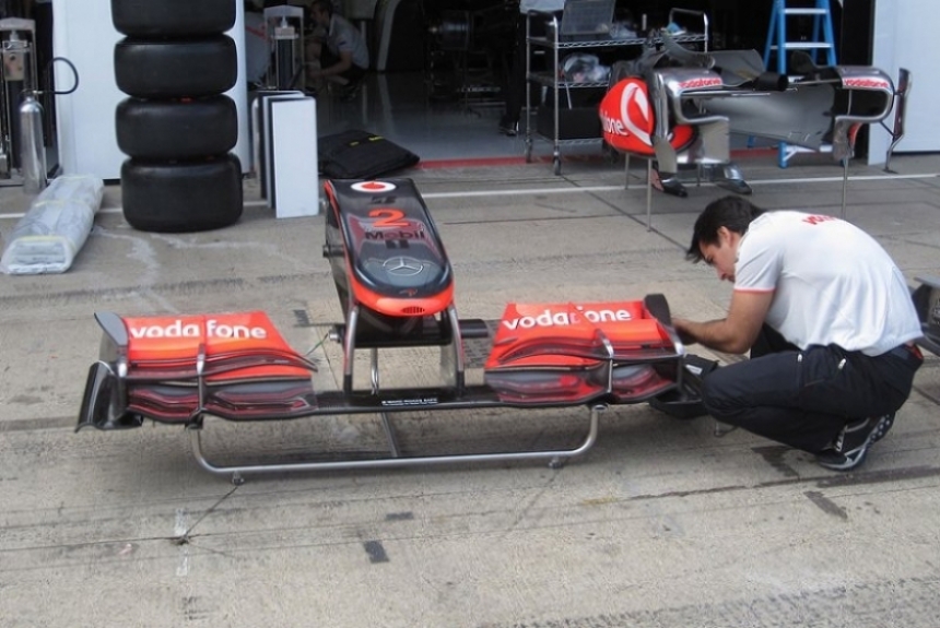 Foto: Mclaren revisa su fondo plano antes de los tests de Monza