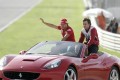 Foto 1 El Ferrari de Alonso se queda atrapado en la gravilla foto 1