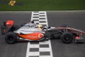 Foto 1 Hamilton pilota su McLaren con una Blackberry foto 1