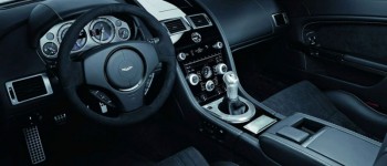 Aston Martin presenta dos ediciones especiales Carbon Black. Aston Martin presenta dos ediciones especiales Carbon Black.