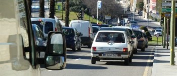 Barcelona descarta prohibir circular a los coches de más de 10 años