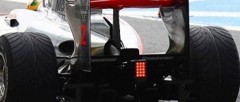 Charlie Whiting revisa el alerón de Mclaren
