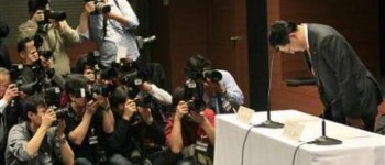 El presidente de Toyota pide perdón por los llamados a revisión. El presidente de Toyota pide perdón por los llamados a revisión.