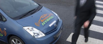 En Japón buscan que los autos eléctricos sean algo ruidosos.
