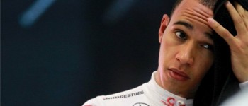 La policía multa a Hamilton por maniobras riesgosas.