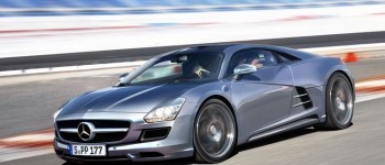 Mercedes SLM AMG de motor central en camino.