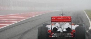 Niebla en la pista para McLaren-Mercedes Niebla en la pista para McLaren-Mercedes