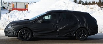 Peugeot 508 familiar cazado en la nieve.
