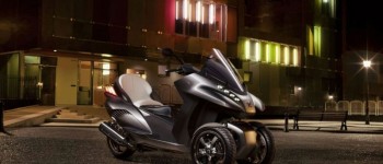 Peugeot presenta el Hybrid3 Concept, un triciclo llegado del futuro.