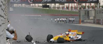 Un monoplaza Renault R28 resultó destrozado en una exhibición