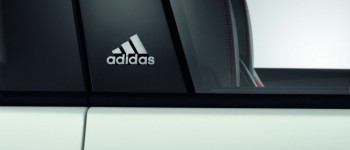 Volkswagen Golf GTI Adidas, vestido de deportivo.