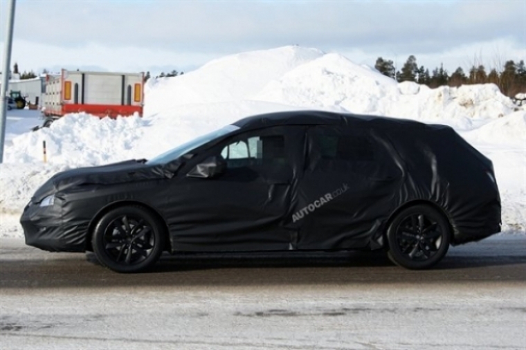 Foto: Peugeot 508 familiar cazado en la nieve.
