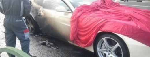 Se incendia un Ferrari FF sobre autopista de Shanghai