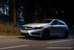 Foto principal Hamilton, Rosberg y un fantasma, al volante de un Mercedes A45 AMG Foto noticia