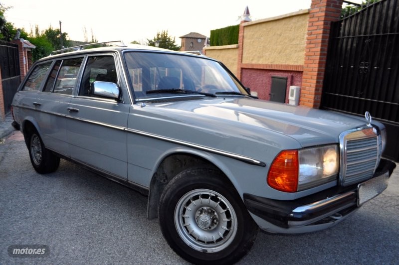 Antigua puerta madera  de segunda mano - mercedes clase e 1983 / 167.000km.