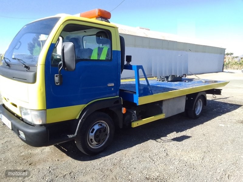 Camiones 3 ejes  de segunda mano - nissan cabstar 2003 /