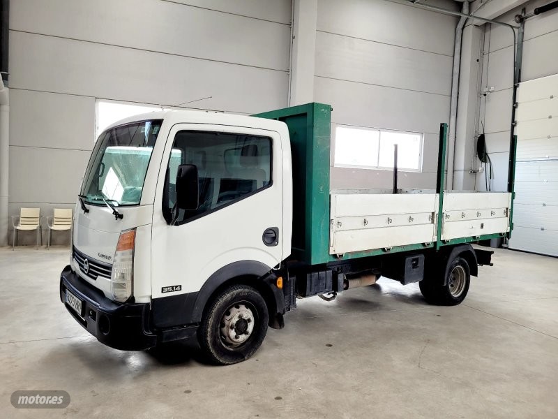 Camiones 3 ejes  de segunda mano - nissan cabstar 2013 / 133.443km.