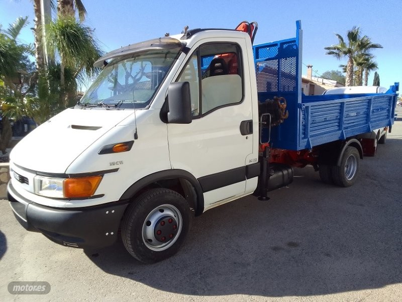 Camiones 3500kg pluma  de segunda mano - iveco daily 2005 / 215.000km.