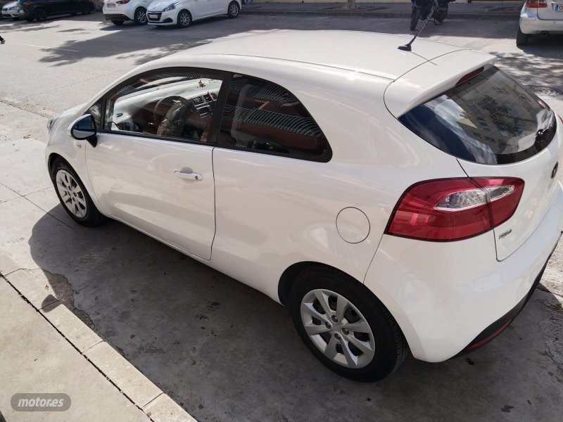 kia rio 2014 / 69.700km. foto grande (3)