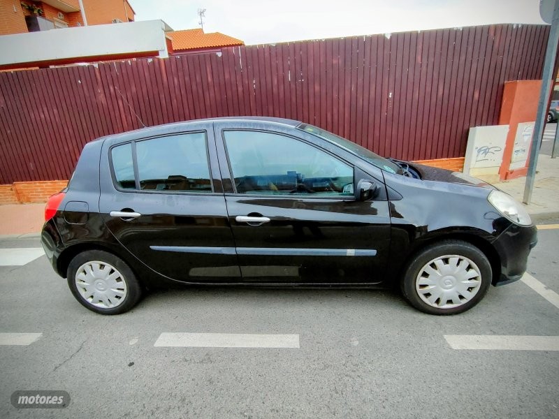 Renault Clio Evolution dCi 100 (74kw) de 2009 con 305.000 Km por 2.900 EUR. en Madrid