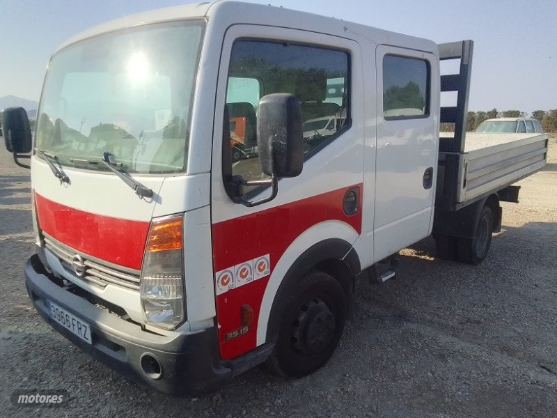 Nissan Cabstar 35.13 DOBLE CABINA Y CAJA ABIERTA. de 2007 con 68.000 Km por 9.000 EUR. en Murcia
