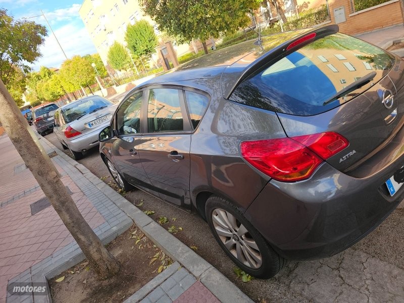 Opel Astra 1.7 CDTI Enjoy 110 de 2010 con 252.600 Km por 4.000 EUR. en Madrid