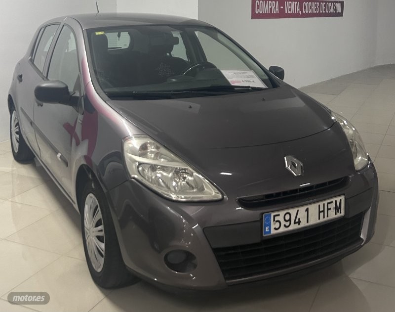 Renault Clio CLIO 1200 75 CV AUTENTIQUE de 2012 con 176.000 Km por 5.900 EUR. en Tenerife