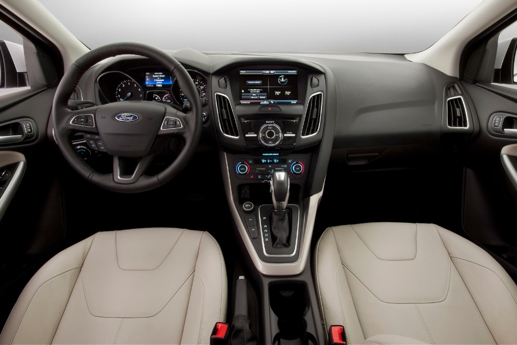 Ford Focus Sedan 2015, el cuatro puertas también recibe el restyling