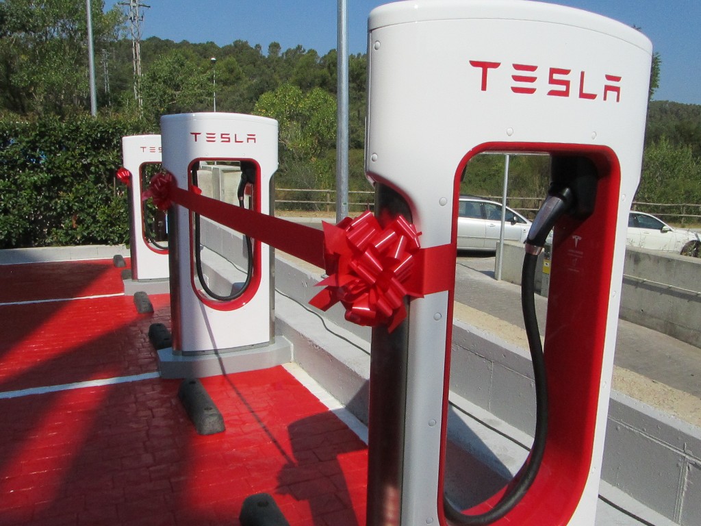 Tesla inaugura en Girona el primer Supercharger de España Motor.es
