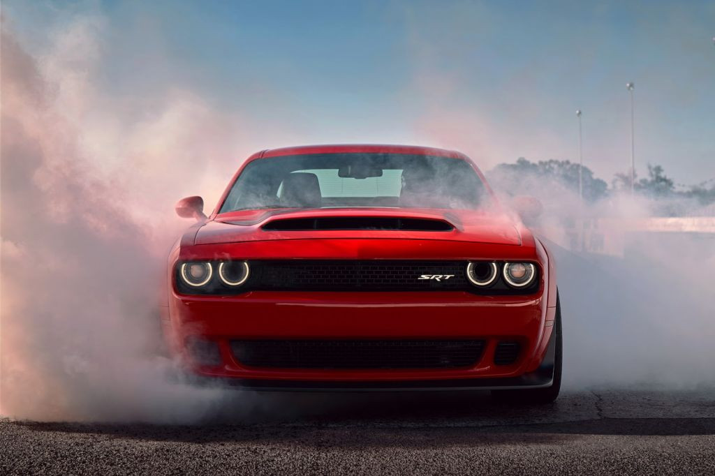 Dodge Challenger SRT Demon frente al nuevo Hellcat Widebody en un duelo
