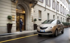 Italia - Febrero 2018: El Lancia Ypsilon se tambalea