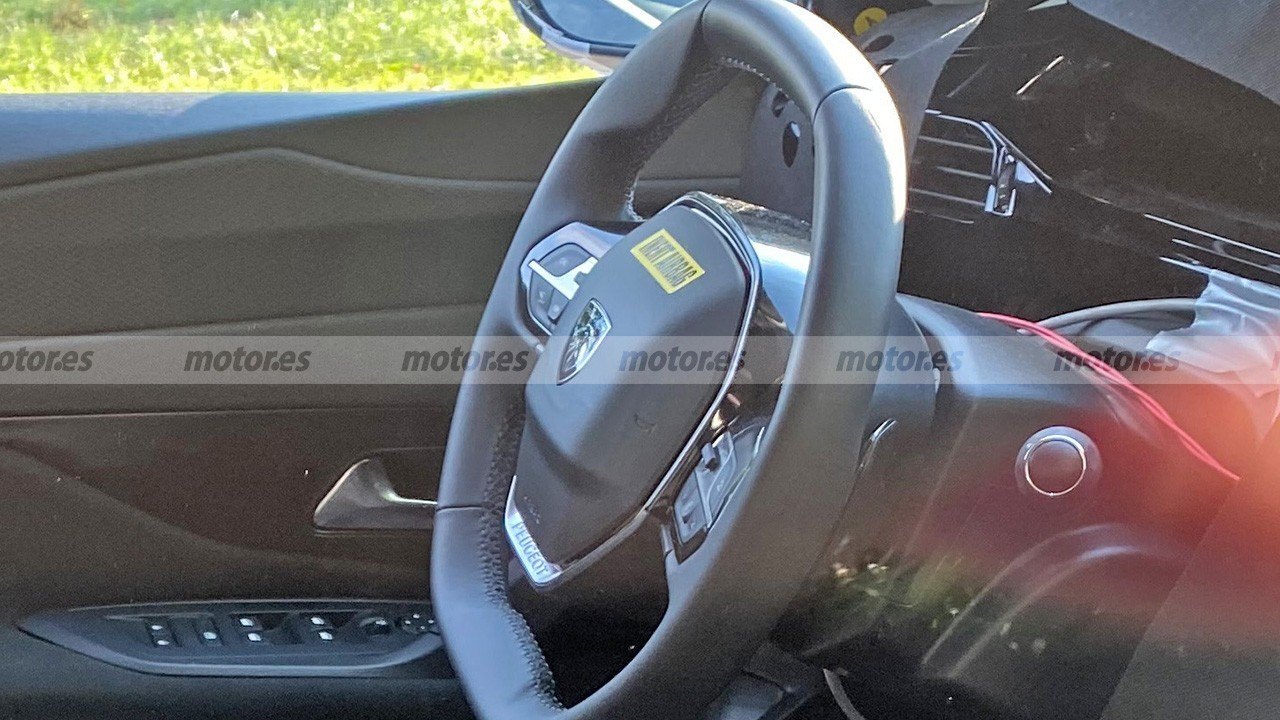 Peugeot 308 2021 - foto espía interior