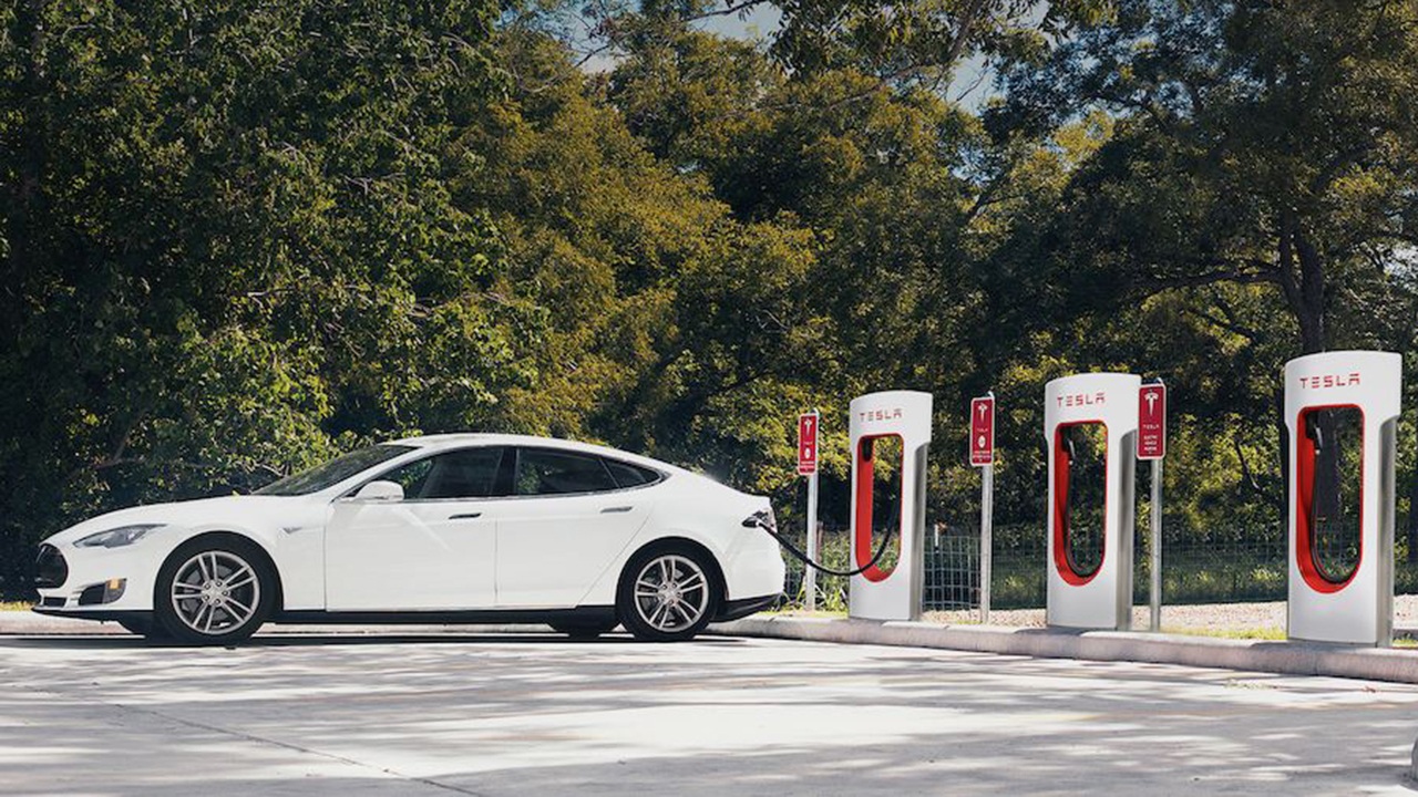 Slow Charging Electric Cars Will Pay More To Use Tesla S Superchargers Bullfrag